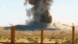Ledakan sisa-sisa bahan peledak di Al-Hira, sekitar 65 km sebelah barat daya Tripoli, Libya (22/7/2020). Kementerian Pertahanan Libya dari pemerintahan yang didukung PBB pada Rabu (22/7) menghancurkan bahan peledak sisa perang dari berbagai daerah konflik di Tripoli selatan. (Xinhua/Hamza Turkia)