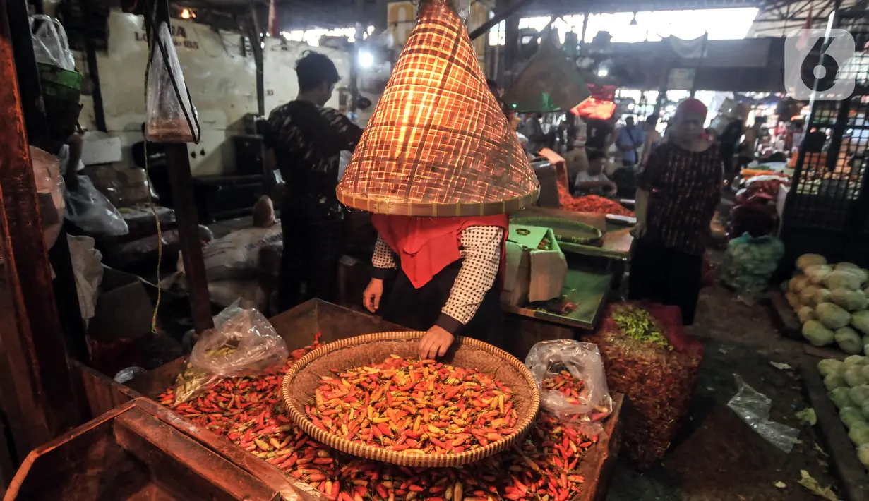 Pedagang merapikan cabai rawit yang dijual di Pasar Induk Kramat Jati, Jakarta Timur, Kamis (2/6/2022). Dalam tiga hari terakhir, pedagang di Pasar Induk Kramat Jati mengungkapkan harga cabai mengalami kenaikan dengan selisih Rp 5.000 - Rp 10.000 per kilogram. (merdeka.com/Iqbal S Nugroho)