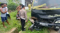 Kecelakaan lalu lintas melibatkan sepeda motor dan truk di Pringsewu, Lampung selama arus mudik Lebaran 2025. Foto: (Istimewa).