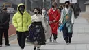 Pengunjung mengenakan masker berjalan di dekat Gwanghwamun, gerbang utama Istana Gyeongbok abad ke-14, dan salah satu landmark terkenal Korea Selatan, di Seoul, Sabtu (22/2/2020). Korsel pada hari Sabtu melaporkan lonjakan enam kali lipat infeksi virus dalam empat hari ke 346. (AP Photo/Lee Jin-man)