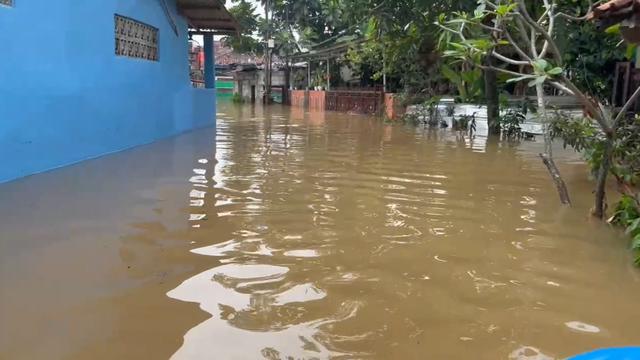 Banjir di Perumahan Sawangan Asri akibat luapan Kali Pesanggrahan, Sawangan, Depok. (