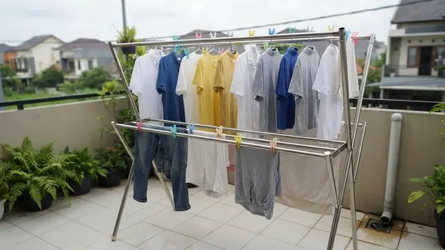 Jemuran di Teras yang Lebih Aman agar Baju Tidak Berjatuhan