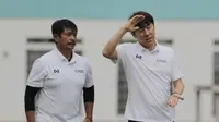 Manajer pelatih Timnas Indonesia, Shin Tae-yong, didampingi Indra Sjafri, saat sesi latihan di Stadion Wibawa Mukti, Cikarang, Senin (13/1/2020). Sebanyak 51 pemain mengikuti seleksi untuk memperkuat skuat utama Timnas Indonesia U-19. (Bola.com/M Iqbal Ic