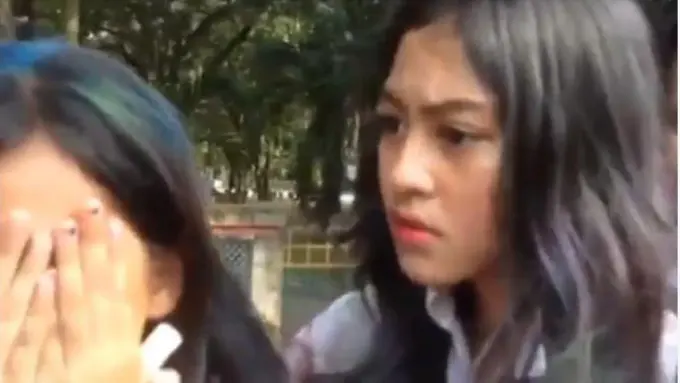 Beda Video Sonya Depari dan Dua Pelajar Bandung Merokok di Kelas