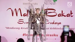 Finalis Puteri Indonesia asal DKI Jakarta menampilkan busana daerah di Malam Bakat Seni dan Budaya Puteri Indonesia 2018, Jakarta, (6/3). Para finalis tampil anggun dan cantik dengan busana yang dirancang desainer lokal. (Liputan6.com/Faizal Fanani)
