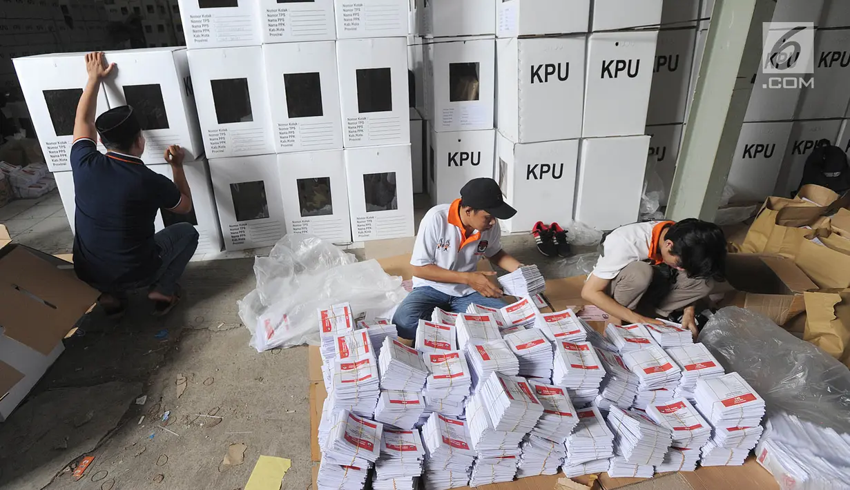 Relawan menyortir dan melipat kertas suara Pilpres 2019 di gudang KPU, Cibinong, Bogor, Kamis (7/3). Libur Nyepi, dimanfaatkan 650 pekerja menyelesaikan tenggat waktu penyortiran dan pelipatan 17 juta surat suara Pemilu 2019. (merdeka.com/Arie Basuki)
