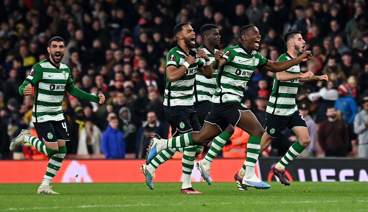 Selebrasi para pemain Sporting Lisbon setelah menyingkirkan Arsenal melalui adu penalti pada laga leg kedua babak 16 besar Liga Europa 2022/2023 di Emirates Stadium, London (16/3/2023). Sporting Lisbon menjadi klub teranyar yang menyingkirkan Arsenal pada ajang Liga Europa, yaitu pada babak 16 besar musim 2022/2023. Setelah pada leg pertama kedua tim bermain imbang 2-2 di kandang Sporting Lisbon, kedua tim kembali bermain imbang 1-1 hingga perpanjangan waktu pada leg kedua. The Gunners akhirnya takluk 3-5 dalam adu penalti. (AFP/Glyn Kirk)