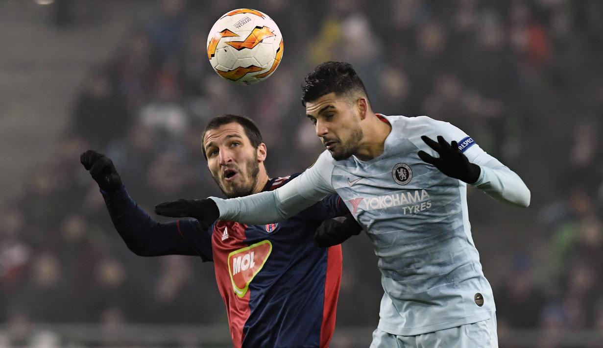 Pemain Chelsea, Emerson Palmieri, duel udara dengan pemain Vidi FC, Marko Scepovic, pada laga Liga Europa di Stadion Groupama, Hungaria, Kamis (13/12). Kedua tim bermain imbang 2-2. (AP/Tibor Illyes)