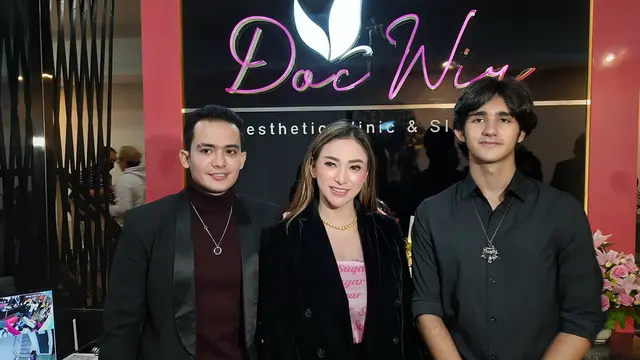 Hud Filbert bersama Amel Alvi saat pembukaan bisnis Skincare miliknya