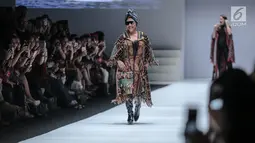 Menteri KKP, Susi Pudjiastuti memperagakan busana rancangan Anne Avantie pada Jakarta Fashion Week 2019 di Senayan City, Selasa (23/10). Tampilan Menteri Susi tampak nyentrik dengan kacamata hitam dan sepatu boots hak tinggi. (Liputan6.com/Faizal Fanani)
