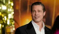 Brad Pitt berpose saat menghadiri premiere film "Babylon" di Academy Museum of Motion Pictures, Los Angeles, Amerika Serikat, 15 Desember 2022. Wajahnya tampak segar dengan kumis serta janggut tipis. (AP Photo/Chris Pizzello)
