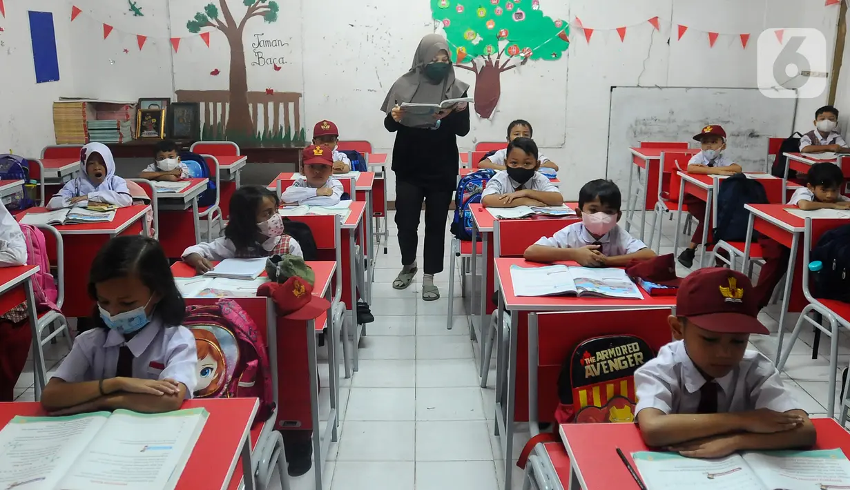 Orang tua murid menjadi guru dadakan untuk mengajar siswa dan siswi di SDN Pondok Cina 1, Depok, Jawa Barat, Senin (14/11/2022). Tak ada guru yang hadir untuk mengajar siswa-siswi yang menimba ilmu di sekolah tersebut. (merdeka.com/Arie Basuki)
