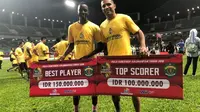 Dua pemain Sriwijaya FC, Makan Konate (kiri) dan Alberto Goncalves (kanan), saat meraih penghargaan pada Piala Gubernur Kaltim 2018, Minggu (4/3/2018). (Bola.com/Riskha Prasetya)