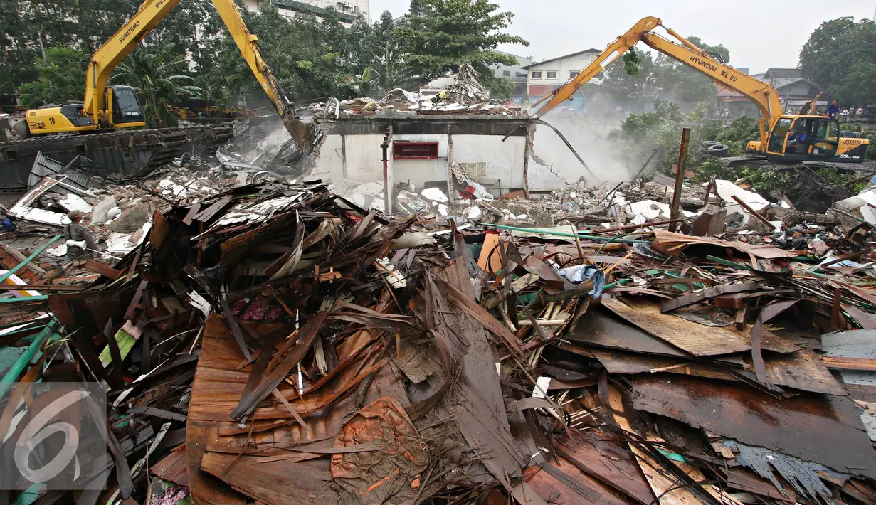 Sejumlah alat berat merobohkan kafe dan bangunan di kawasan prostitusi Kalijodo, Jakarta Utara, Senin (29/2). Dalam hitungan jam, puluhan bangunan di kawasan tersebut mulai rata dengan tanah serta menjadi tontonan warga. (Liputan6.com/Immanuel Antonius)