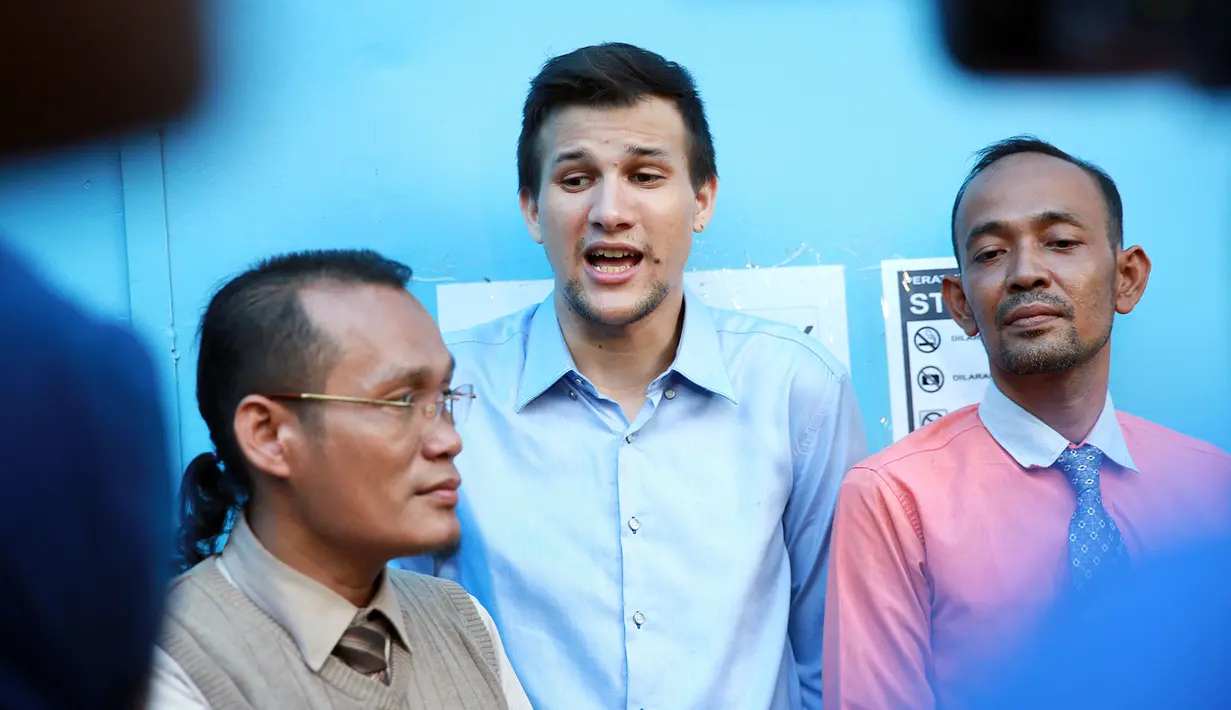 Demi menghindari kesalahan dalam mengucapkan permasalahan yang terjadi, ia sekarang ini sering didampingi oleh pengacaranya. (Deki Prayoga/Bintang.com)