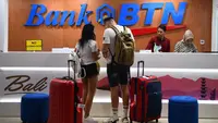 Turis asing melakukan transaksi di Money Changer PT Bank Tabungan Negara (Persero) Tbk. di Bandara Ngurah Rai, Bali, (Liputan6.com)