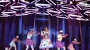 Penampilan pedangdut Via Vallen saat menghibur penonton dalam acara SCTV Music Awards 2018 di Studio 6 Emtek, Jakarta, Selasa (27/4). (Liputan6.com/Faizal Fanani)