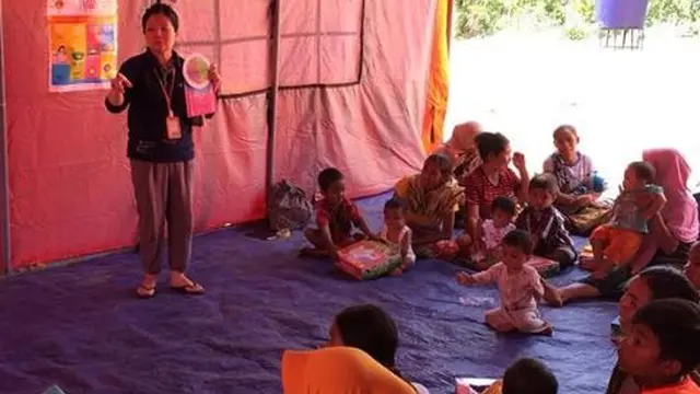 Relawan Wahana Visi Indonesia memberikan pendampingan tentang pemberian MPASI di pengungsian. (Foto: Instagram @wahanavisi_id)