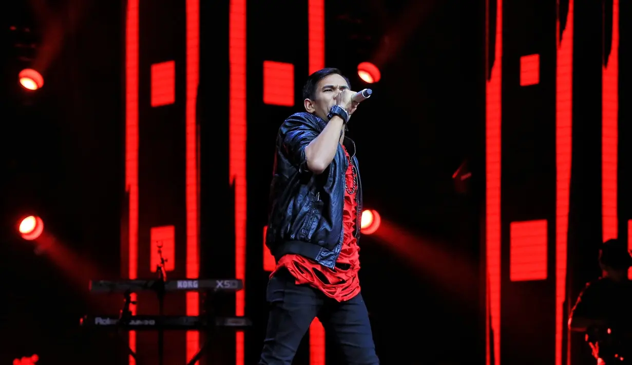 Beberapa kali penampilan kontestan Rising Star asal NTB, Fazrun Tambora memukau para juri. Suara khas rocker yang dimiliki itu sebagai modalnya untuk bersaing di Rising Star Indonesia. (Adrian Putra/Bintang.com)