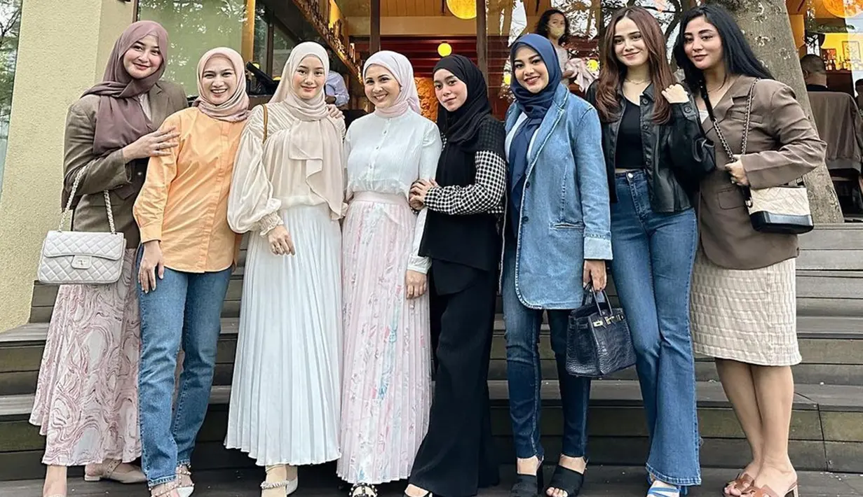 Lesti Kejora dengan beberapa artis lainnya terlihat kumpul bersama. Bahkan, dalam unggahan di media sosial, geng Lesti Kejora ini bernama Mamayu. (Liputan6.com/IG/@dindahw)