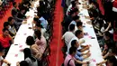 Sejumlah peserta saling mengobrol saat mengikuti acara perjodohan di Hangzhou, China timur, Minggu (29/5/2016). Acara yang diselenggarakan di Universitas Zhejiang ini menarik minat lebih dari 20.000 orang lajang. (STR/AFP)