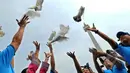 Sejumlah orang melepaskan burung saat deklarasi Gerakan Wajib Lapor Bagi 100.000 pecandu narkoba di Monas, Jakarta, Sabtu,(28/2/2015). (Liputan6.com/Faisal R Syam)