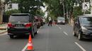Petugas Dishub Jakarta Selatan mengatur lalu lintas di Jalan Kemang Raya, Jakarta, Selasa (29/10/2019). Sudin Perhubungan Jaksel melakukan rekayasa lalu lintas sistem dua lajur dan satu lajur di Jalan Kemang Raya bertujuan untuk mengurai kepadatan kendaraan. (Liputan6.com/Immanuel Antonius)