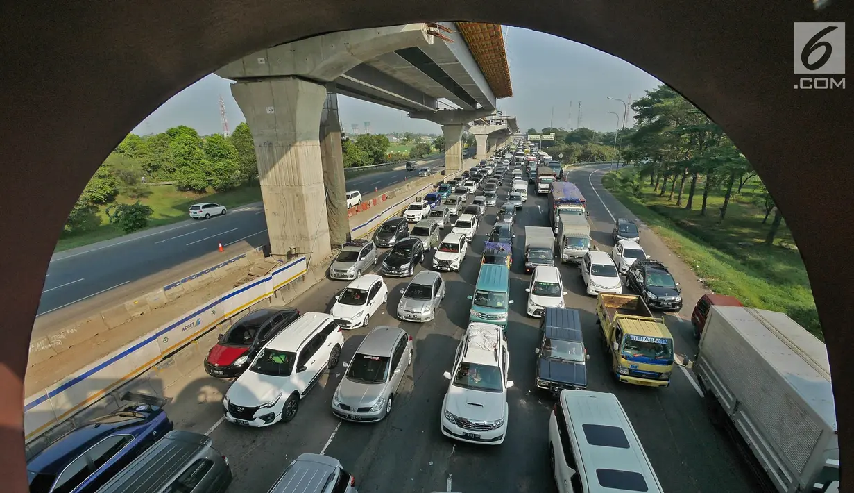Kendaraan melintas di KM 28 Tol Jakarta - Cikampek, Jawa Barat, Kamis (30/5/2019). Contraflow di Jalan Tol Jakarta-Cikampek mulai berlaku, arus mudik di tol tersebut mengalami kepadatan pada H-6 lebaran dari KM 16. (Liputan6.com/Herman Zakharia)