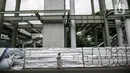 Seorang pria berdiri di depan proyek pembangunan jembatan layang atau skybridge untuk integrasi Halte Transjakarta Centrale Stichting Wederopbouw (CSW) di Stasiun MRT Asean, Jakarta, Selasa (19/1/2021). Skybridge CSW ditargetkan selesai pada 1 Mei 2021. (Liputan6.com/Faizal Fanani)