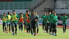Timnas Indonesia, saat melakukan pemanasan jelang melawan Vietnam pada laga semi-final AFFcup 2016 di Stadion Pakansari, Bogor, (02/12/2016).  (Bola.com/Nicklas Hanoatubun)