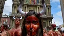 Sejumlah aktivis membasahi wajahnya dengan darah palsu saat aksi menolak festival San Fermin di Pamplona, Spanyol, (5/7). Festival yang menampilkan tradisi lari bersama banteng dan matador ini merupakan aksi yang mengorbankan hewan. (REUTERS/Susana Vera)