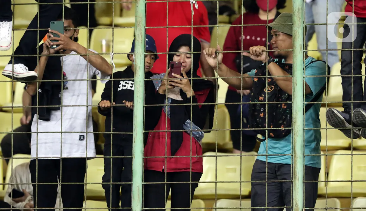 Suporter mengabadikan kemenangan Timnas Indonesia U-19 atas Filipina U-19 pada lanjutan penyisihan grup A Piala AFF U-19 2022 di Stadion Patriot Candrabhaga, Bekasi, Jawa Barat, Jumat (8/7/2022). Timnas Indonesia U-19 unggul 5-1 atas Filipina U-19. (Liputan6.com/Helmi Fithriansyah)