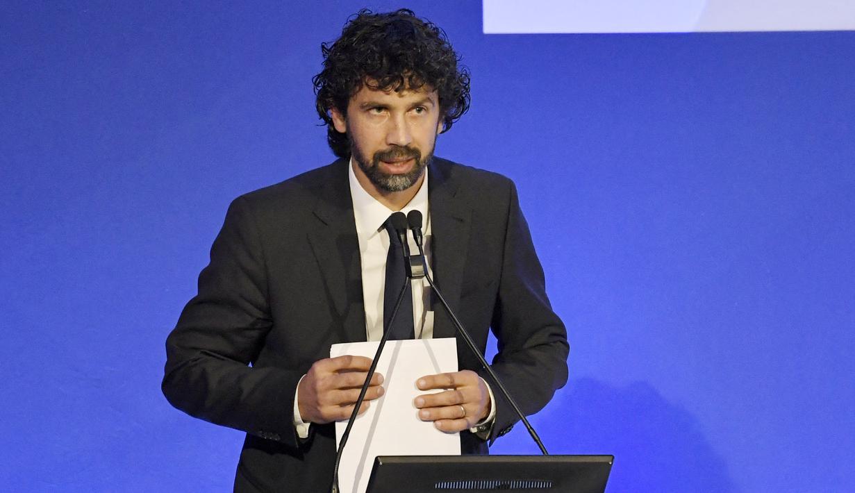 Damiano Tommasi baru saja mencatat capaian baru dalam kariernya. Bukan di dunia sepak bola, tetapi politik. Mantan pemain AS Roma itu baru saja memenangkan pemilihan walikota Verona, Italia. (AFP/Andreas Solaro)