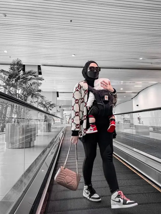 8. Kali ini, Nathalie bergaya ala cewek  mamba memadukan cardigan hitam, celana panjang, dan hijab warna senada. (Instagram/nathalieholscher).