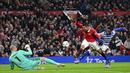Sembilan menit memasuki babak kedua, Manchester United akhirnya unggul 1-0 melalui Casemiro. Gol dicetak Casemiro yang memanfaatkan umpan terobosan Antony dengan mencungkil bola melewati kiper Reading, Joe Lumley yang berusaha maju untuk menutup ruang. (AFP/Oli Scarff)