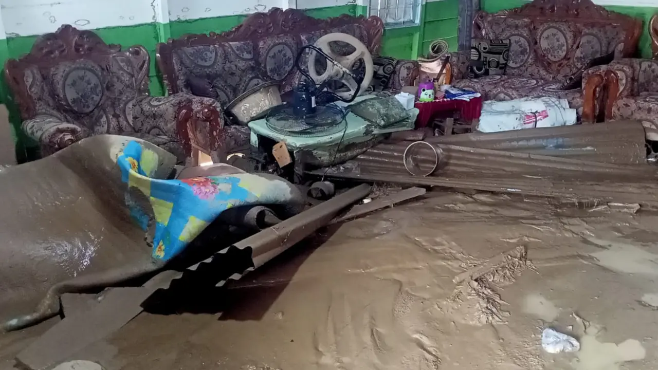 Luapan air sungai turut membawa material batu dan gelondongan kayu, permukiman penuh oleh air bercampur lumpur (Sumber foto: BPBA)