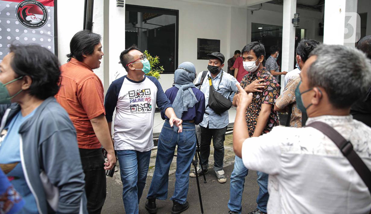 Warga berhamburan usai terjadi gempa di kawasan Polda Metro Jaya, Jakarta, Jumat (14/1/2022). BMKG menyebutkan, kekuatan gempa sebesar magnitudo 6,7 pada pukul 16.05.41 WIB. (Liputan6.com/Faizal Fanani)