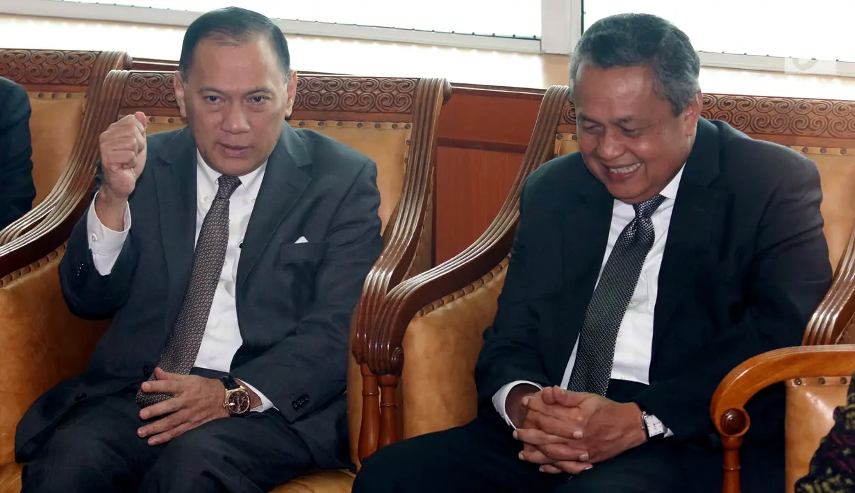 Gubernur BI Agus Martowardojo (kiri) saat berbincang dengan Gubernur BI terpilih Perry Warjiyo  di Gedung DPR, Jakarta, Selasa (3/4). Perry Warjito terpilih menjadi Gubernur BI menggantikan Agus Martowardojo. (Liputan6.com/Angga Yuniar)