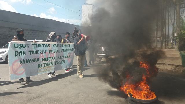 Mahasiswa Tana Toraja mendemo Kejati Sulsel menuntut kasus peralihan kawasan Hutan Mapongka, Tana Toraja segera dituntaskan (Liputan6.com/ Eka Hakim)