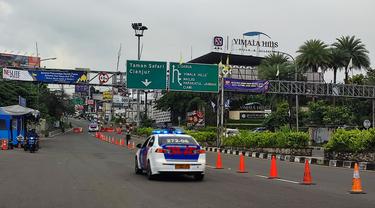 Lalu lintas di kawasan Puncak, Bogor terpantau lancar, Minggu (15/5/2022) siang. Polisi memberlakukan one way ke arah Jakarta untuk mengantisipasi kemacetan imbas kepadatan wisatawan saat libur weekend dan Hari Raya Waisak