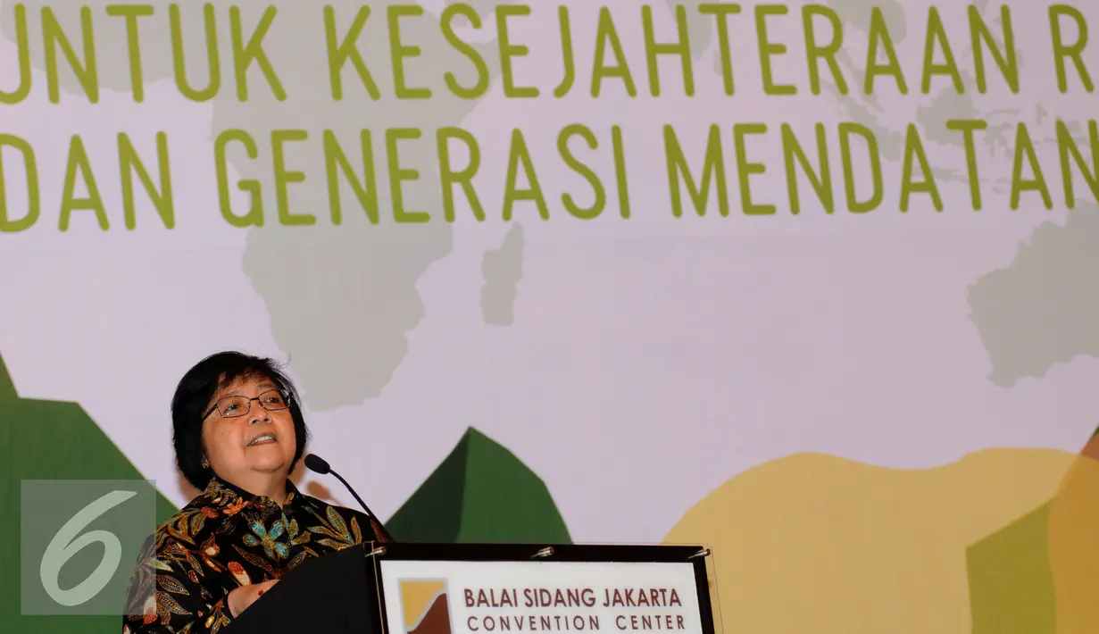 Menteri Lingkungan Hidup dan Kehutanan, Siti Nurbaya memberikan sambutan pada pembukaan Festival Iklim di Jakarta, Senin (1/2/2016). Festival kerjasama antara KLH dengan Pemerintah Kerajaan Norwegia dan UNDP Indonesia. (Liputan6.com/Helmi Fithriansyah)