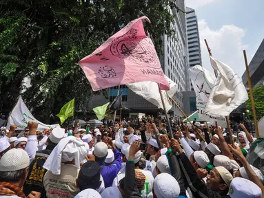 Massa yang tergabung dalam gerakan masyarakat Jakarta (GMJ) bersama FPI menggelar aksi unjuk rasa di depan Gedung DPRD DKI Jakarta, Selasa (24/3/2015). Dalam aksinya, mereka mendukung terhadap hak angket DPRD DKI Jakarta. (Liputan6.com/Faizal Fanani)