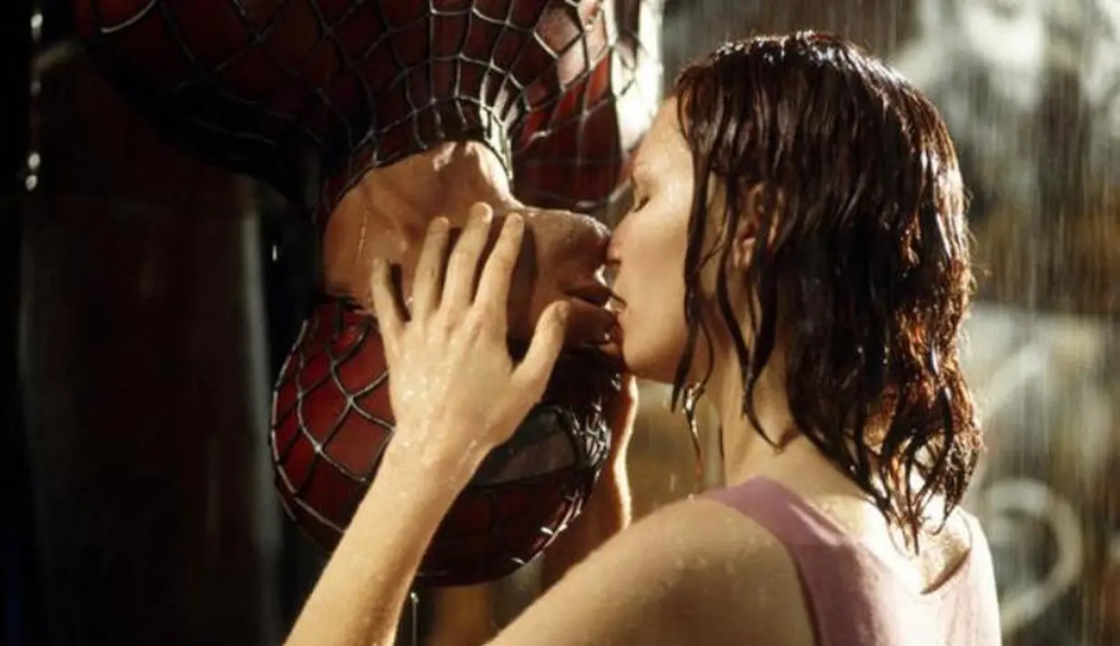 Ciuman ikonik terbalik Spider-Man malah bikin Tobey Maguire nggak nyaman. Selain terbalik, syuting itu dilakukan tengah malam dan air hujan yang masuk ke hidungnya! (CBS News)