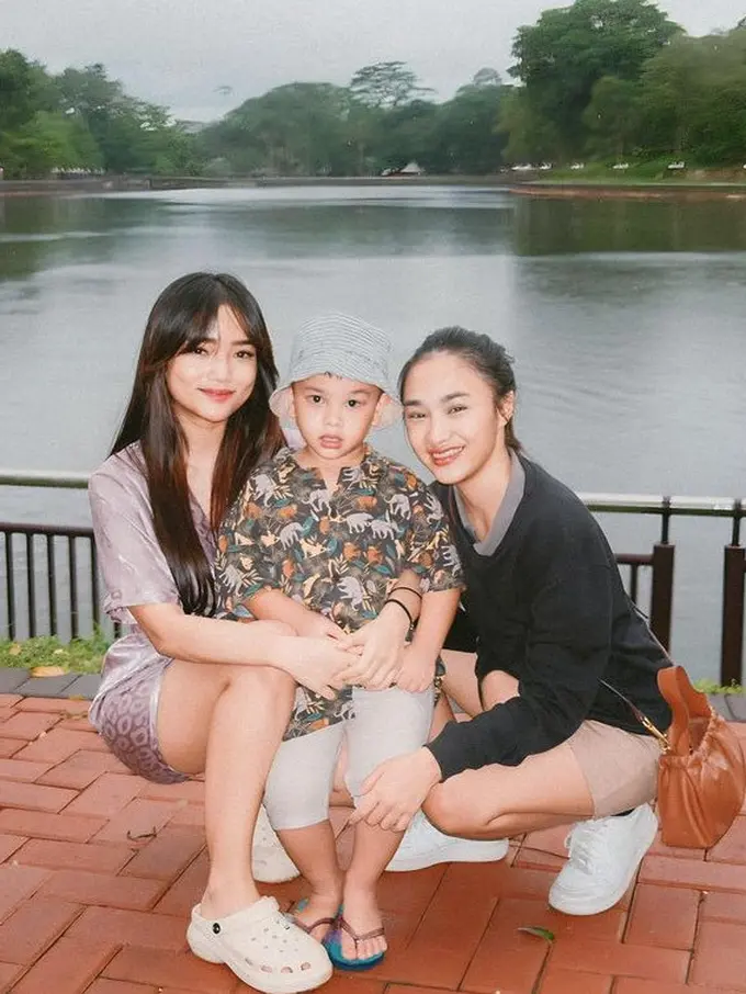 Gaya Santai Fuji An Kenakan Piyama  saat Bermain Bersama Gala Sky di Kebun Binatang