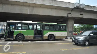 Pengemudi bersantai didalam bus PPD 43 jurusan tanjung priok cililitan yang sedang mogok di Jakarta, senin, (15/2). Dari data Dishubtrans, beberapa trayek bus besar yang dihapus adalah PPD 41A (Kampung Rambutan-Dr Sutomo). (Liputan6.com/Gempur M Surya)