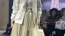 Adelia Pasha tampil dengan bomber jaket dengan motif 3D bunga mawar warna silver serasi dengan kerudungnya, dipadukan rok tulle panjang warna kuning serasi dengan tasnya. [@hapsariannisa29]