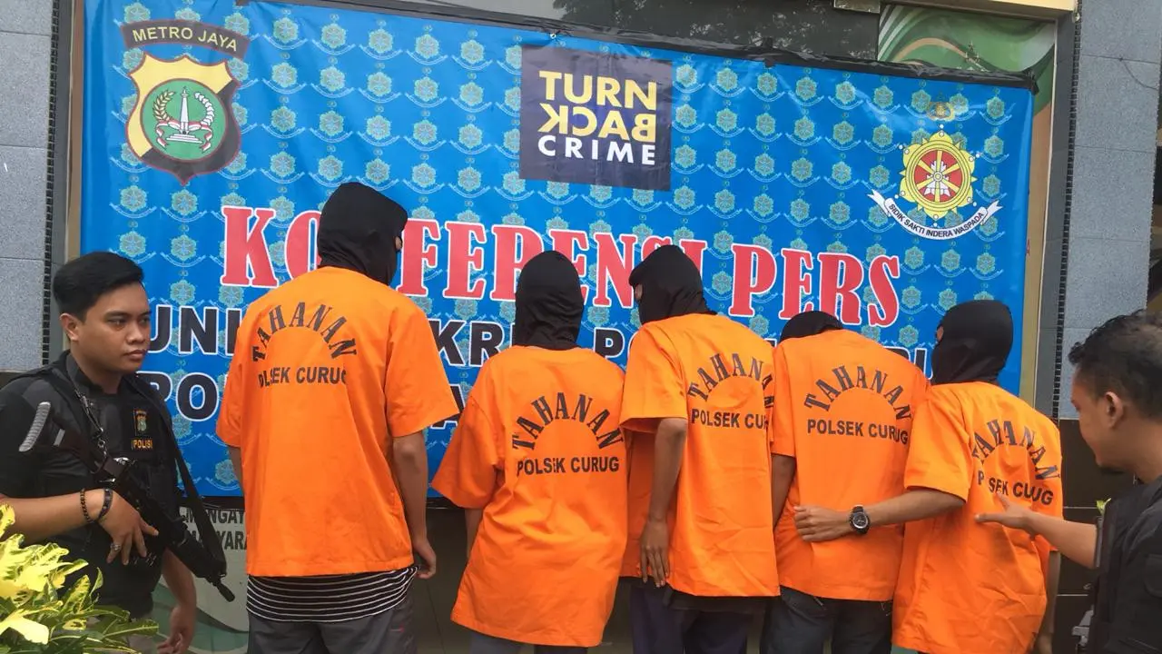 Lima pelajar pelaku tawuran dibekuk polisi satuan Resort Tangerang Selatan.