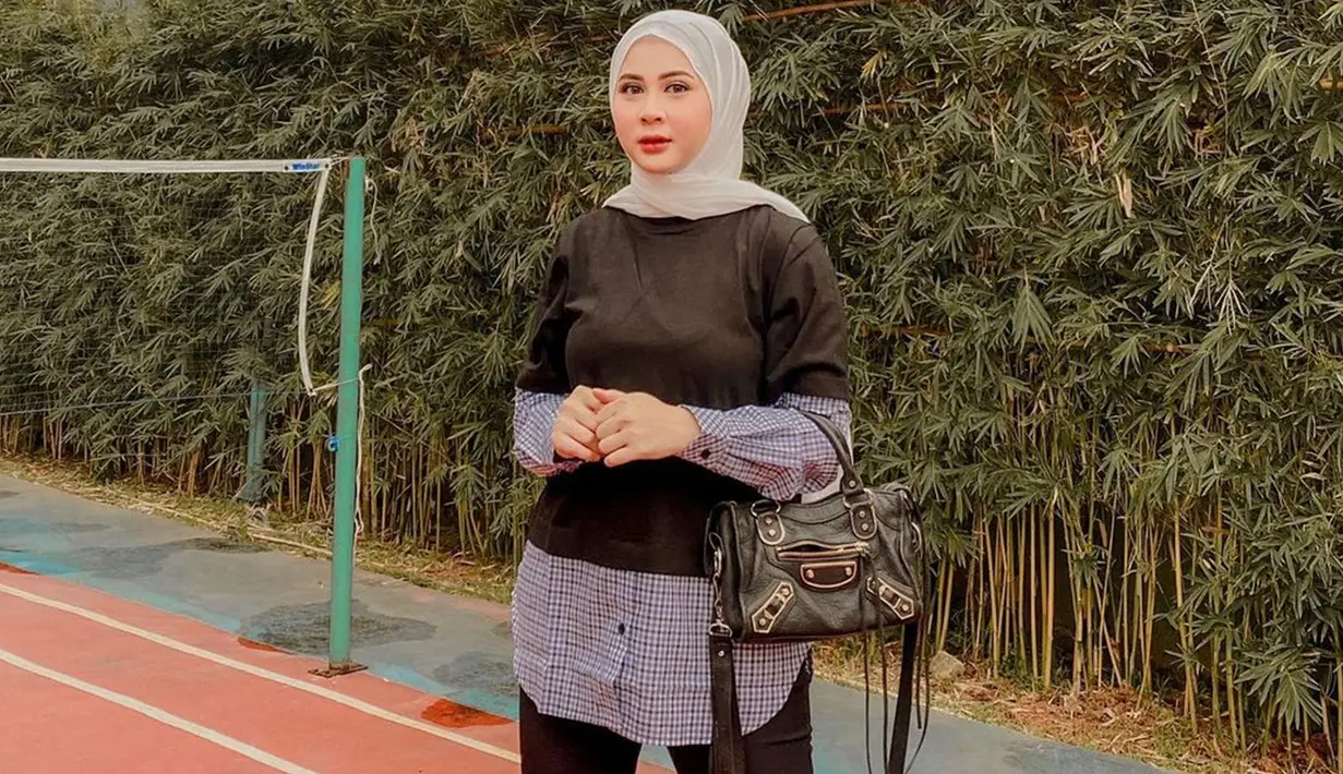 Di beberapa kesempatan, Kesha Ratuliu terlihat menggunakan gaya busana yang casual. Namun, outfit yang dipakai olehnya tetap terlihat stylish. (Liputan6.com/IG/@kesharatuliu05)
