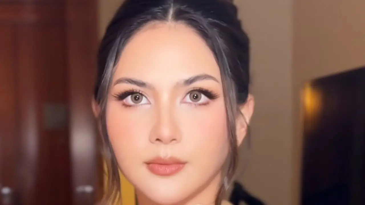 Jessica Mila dengan Gaun Gold saat Hadir di Pernikahan. [@alodiasuradja]