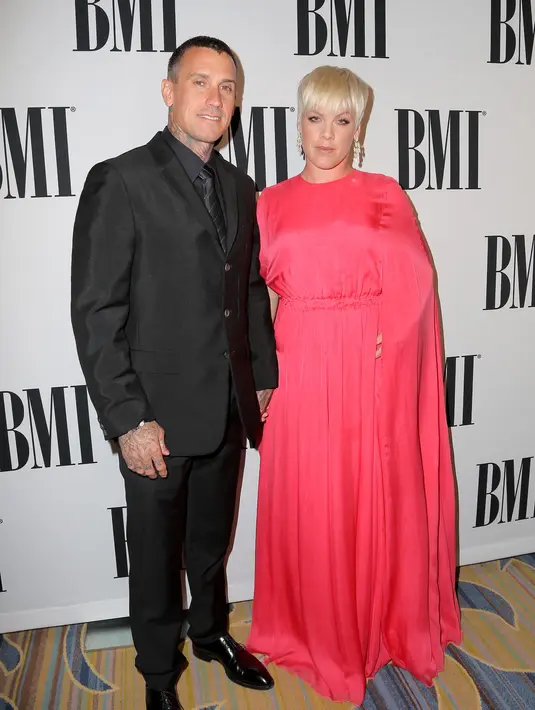 Pink dan Hart terkenal sebagai pasangan yang sering berpisah kemudian kembali bersama lagi. Namun  sejak tahun 2010, keduanya memantapkan hati untuk bersama dan kemudian dikaruniai anak pertama, Willow. (AFP/Bintang.com)